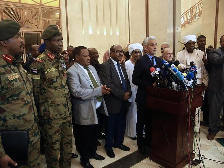 Mohamed Hacen Lebatt (vorne, r), Gesandter der Afrikanischen Union im Sudan, tritt gemeinsam mit Mitgliedern der Verhandlungsdelegationen, in Khartum vor die Presse.