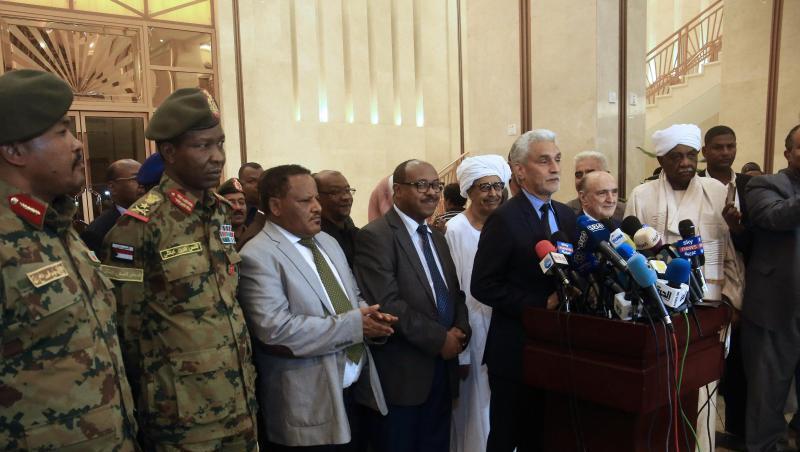 Mohamed Hacen Lebatt (vorne, r), Gesandter der Afrikanischen Union im Sudan, tritt gemeinsam mit Mitgliedern der Verhandlungsdelegationen, in Khartum vor die Presse. Mohamed Hacen Lebatt (vorne, r), Gesandter der Afrikanischen Union im Sudan, tritt gemeinsam mit Mitgliedern der Verhandlungsdelegationen, in Khartum vor die Presse.