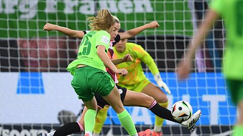 Schuss ins Glück: Vivien Endemann trifft sehenswert zum 1:0 für Wolfsburg.