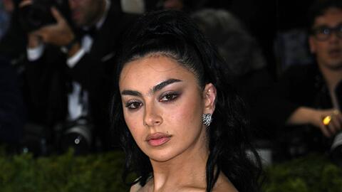 Charli xcx auf der diesj&auml;hrigen Met Gala mit ihrem charakteristischen Cat-Eye-Look.