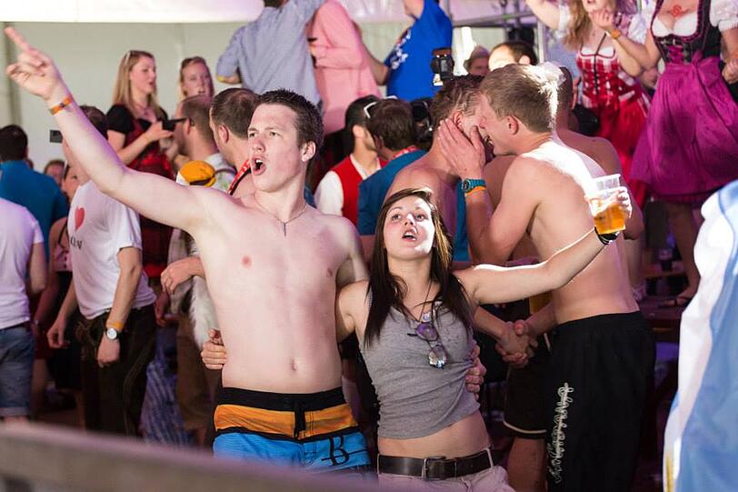 Dirndl und Lederhosen am kroatischen Strand: Bilder von der wilden Springbreak Wiesn-Party zum Durchklicken!