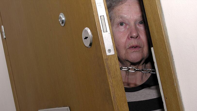 Eine Rentnerin wurde von drei Betrügern wegen angeblicher "Mauerwürmer" im Haus abgezogen. (Symbolbild) Eine Rentnerin wurde von drei Betrügern wegen angeblicher "Mauerwürmer" im Haus abgezogen. (Symbolbild)