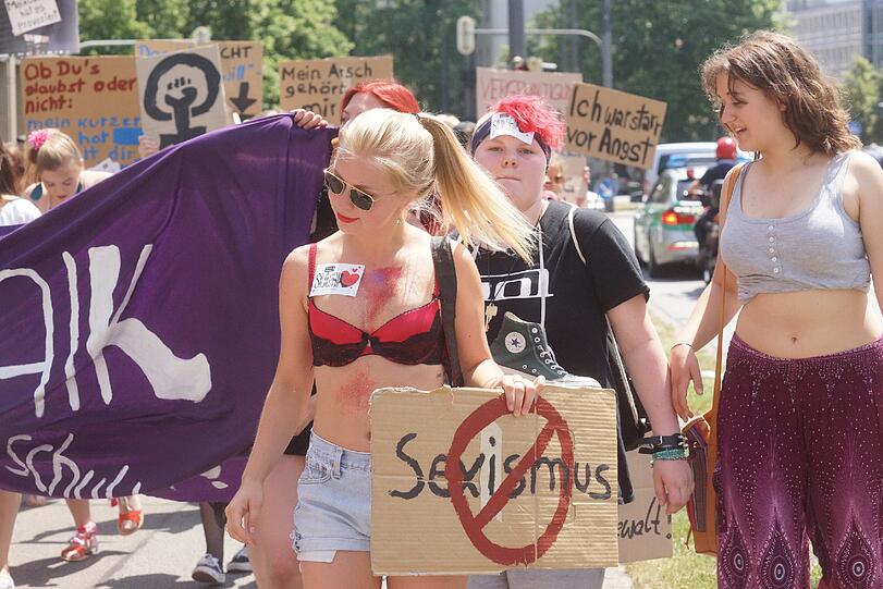 Am Samstag gingen beim "Slutwalk" hunderte Menschen auf die Straße. Er richtet sich gegen sexuelle Gewalt. Die Bilder!
