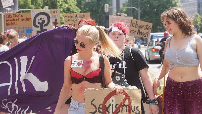 Am Samstag gingen beim "Slutwalk" hunderte Menschen auf die Straße. Er richtet sich gegen sexuelle Gewalt. Die Bilder! Am Samstag gingen beim "Slutwalk" hunderte Menschen auf die Straße. Er richtet sich gegen sexuelle Gewalt. Die Bilder!