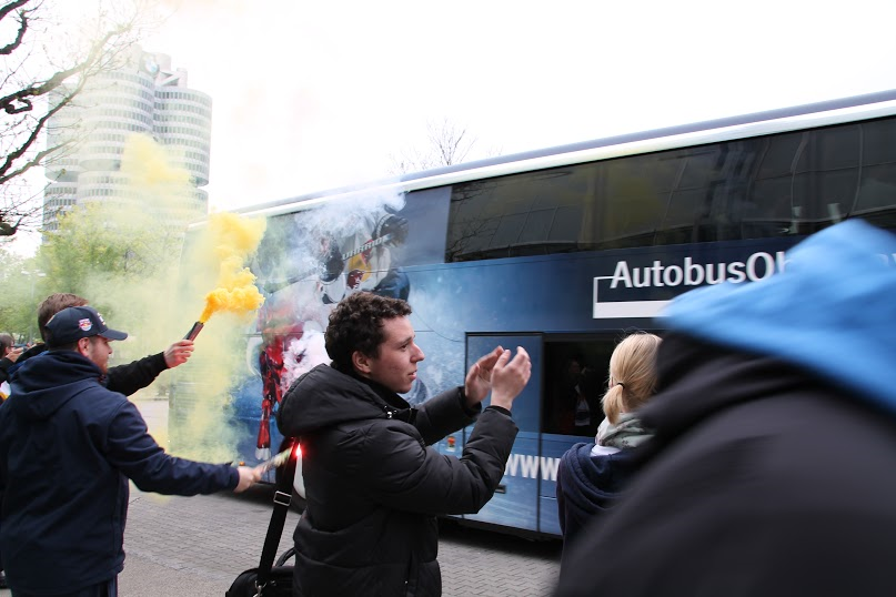 So sehen Sieger aus: Die umjubelten Jungs vom EHC beim Meister-Empfang in München.