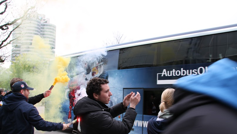 So sehen Sieger aus: Die umjubelten Jungs vom EHC beim Meister-Empfang in München. So sehen Sieger aus: Die umjubelten Jungs vom EHC beim Meister-Empfang in München.
