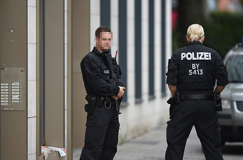Laut Medienberichten hat ein SEK die Wohnung des Todesschützen in der Maxvorstadt gestürmt. Diese Bilder zeigen einen Polizeieinsatz in der Dachauerstraße. Hier wurde am Samstagfrüh die Wohnung des Attentäters durchsucht.