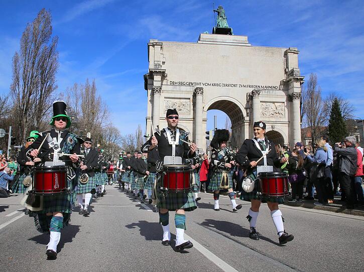 Am Sonntag marschierten bei strahlendem Sonnenschein die Teilnehmer der St.-Patricks-Day-Parade auf der Leopoldstraße in München.
