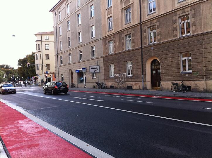 ... neben den Autos...