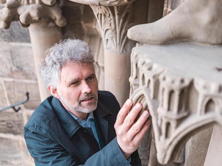 Stephan Albrecht untersucht die Bausubstanz am Bamberger Dom. Foto: Benjamin Herges/Universität Bamberg/dpa/Archiv
