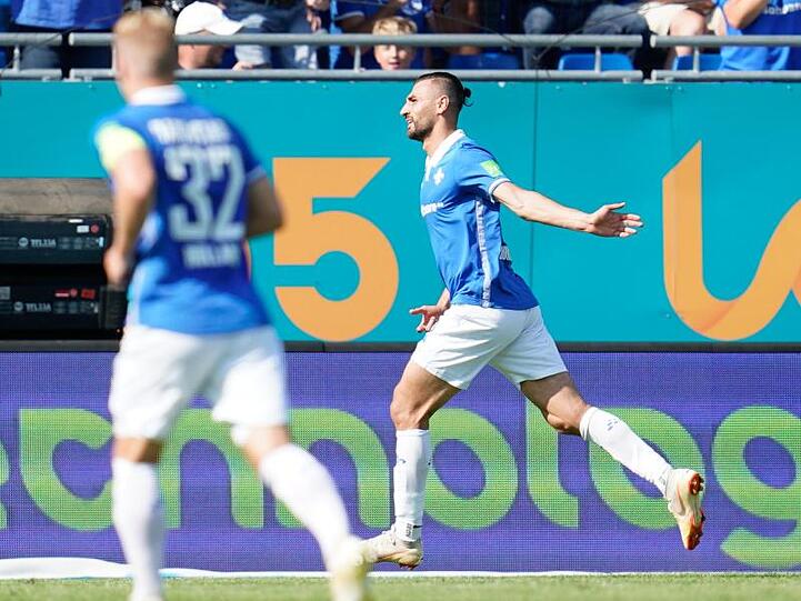 Darmstadts Serdar Dursun (r) jubelt über das Tor zum 2:0 per Foulelfmeter.