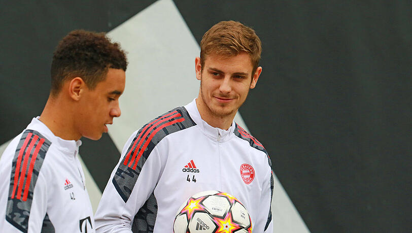 Josip Stanisic (r.) wird dem FC Bayern vorerst nicht zur Verfügung stehen.