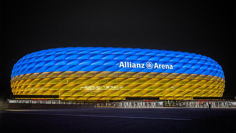 Die Allianz Arena erstrahlt in den Farben der Ukraine.