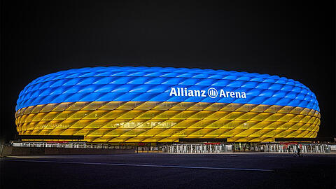 Die Allianz Arena erstrahlt in den Farben der Ukraine.