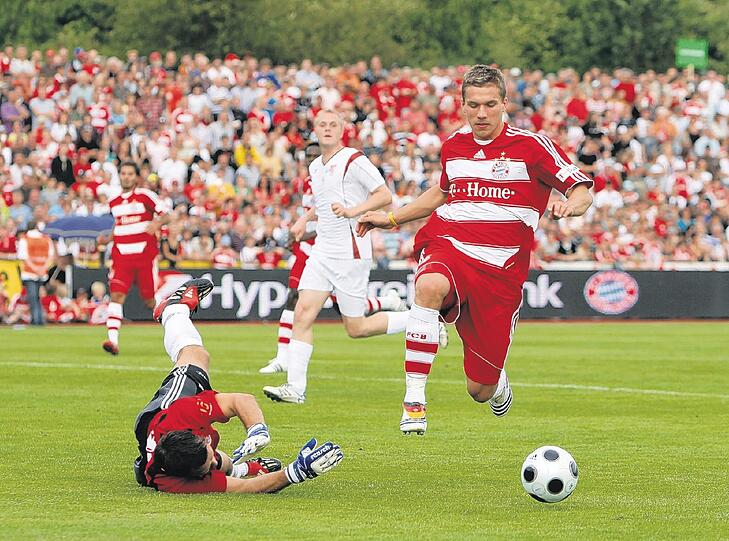 &bdquo;Mit der Geburt ist alles um Vielfaches besser geworden&ldquo;: Podolski trägt den Namen seines Sohnes Louis sogar auf dem Schuh. Foto: GI
