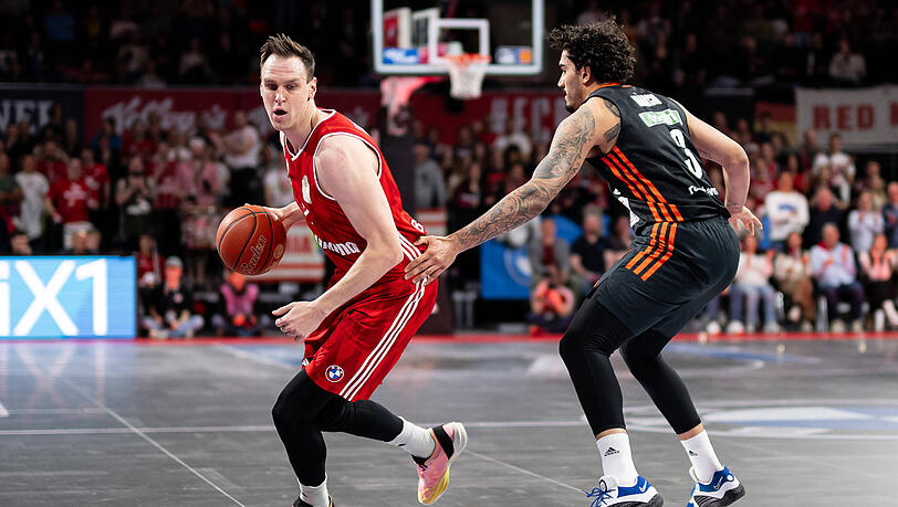 Johannes Voigtmann und die Basketballer des FC Bayern wollen in die Playoffs der Euroleague einziehen.