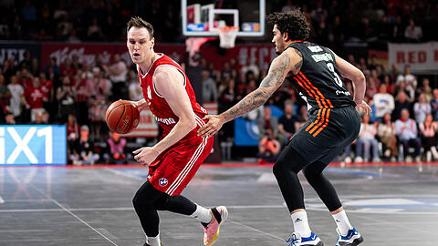 Johannes Voigtmann und die Basketballer des FC Bayern wollen in die Playoffs der Euroleague einziehen.