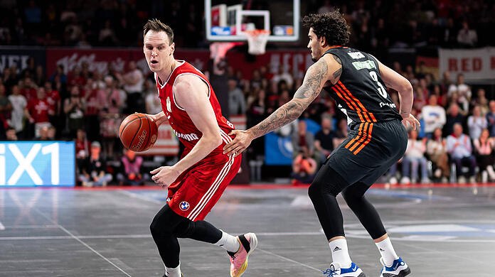 Johannes Voigtmann und die Basketballer des FC Bayern wollen in die Playoffs der Euroleague einziehen.