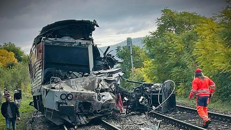 Der Zusammenstoß der beiden Personenzüge ereignete sich nahe dem Dorf Jablonov nad Turnou im Südosten der Slowakei, nahe der Grenze zu Ungarn.