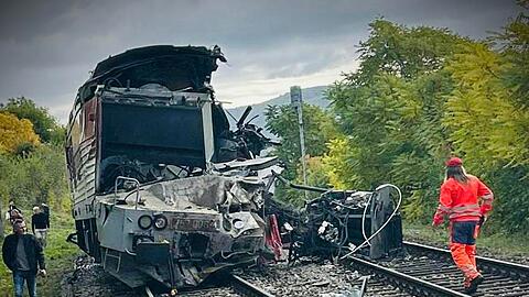 Der Zusammenstoß der beiden Personenzüge ereignete sich nahe dem Dorf Jablonov nad Turnou im Südosten der Slowakei, nahe der Grenze zu Ungarn.