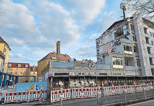 Das Wohnhaus Zeppelinstra&szlig;e 49 wird abgerissen. Stattdessen entsteht hier ein schick-modernes Neubauprojekt mit hochpreisigen Eigentumswohnungen.  Alle Fotos: Myriam Siegert