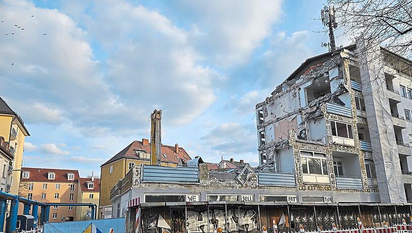 Das Wohnhaus Zeppelinstra&szlig;e 49 wird abgerissen. Stattdessen entsteht hier ein schick-modernes Neubauprojekt mit hochpreisigen Eigentumswohnungen.  Alle Fotos: Myriam Siegert