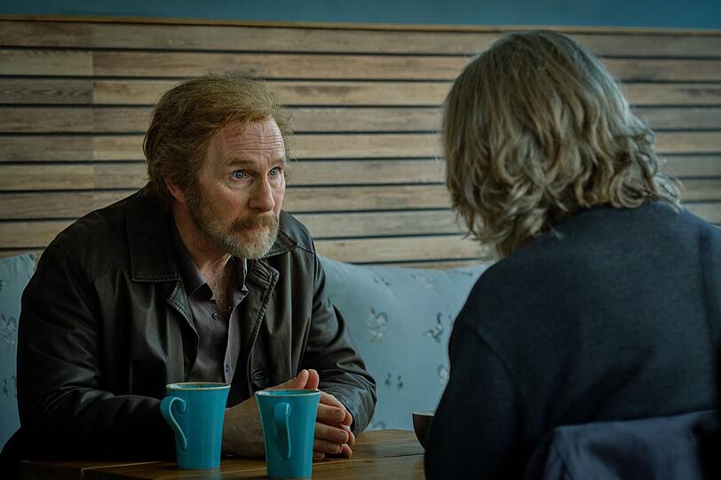 Nach dem Verschwinden seiner Schwester will Roy (Paul Kaye, links) seinen Schwager Michael (Pearce Quigley) aus seinem Haus vertreiben.
