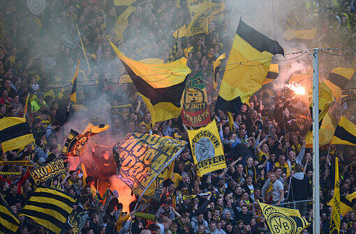 Borussia Dortmund hat es am Samstag perfekt gemacht. Der BVB ist zum achten Mal Deutscher Meister. So feiern die Fans die vorzeitige Titelentscheidung.