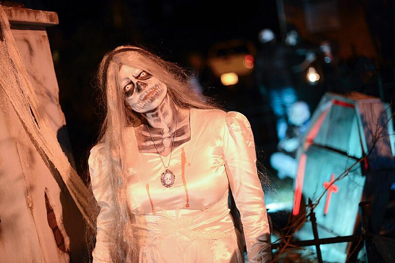 Die USA ist bekanntlich die Hochburg, wenn's um Halloween geht. So richtig gruselig wurde es am Mittwoch in Texas im Haunted House, wo tausende Besucher in wahrhaftig gruseligem Ambiente feierten...