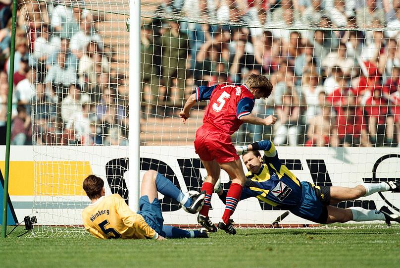 Thomas Helmer 1994 im Spiel gegen Nürnberg: Das Original-Phantomtor.