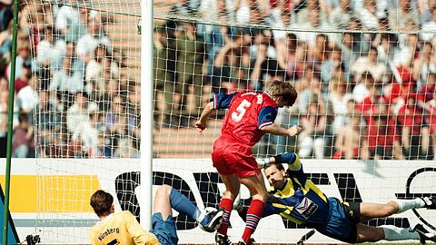 Thomas Helmer 1994 im Spiel gegen Nürnberg: Das Original-Phantomtor.