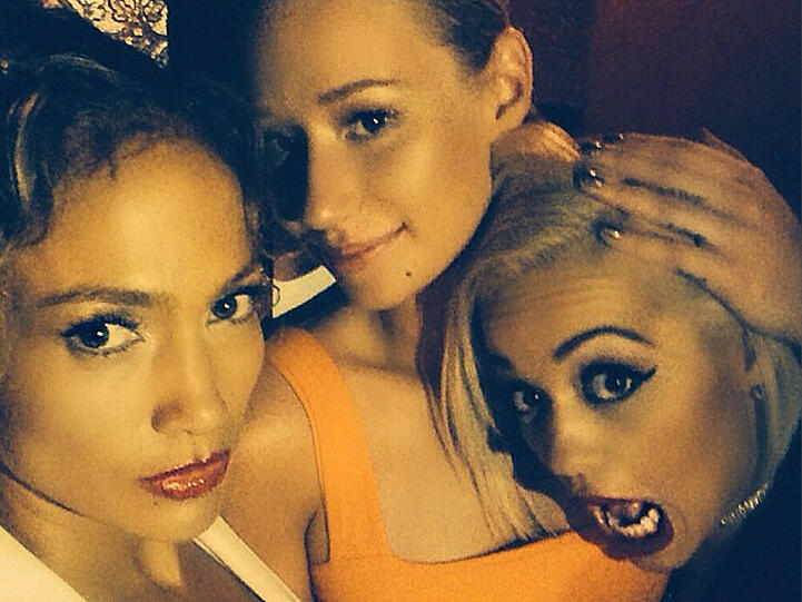 Jennifer Lopez (l.) mit Iggy Azalea und Rita Ora (r.)