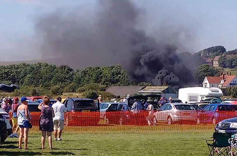 Großbritannien, 22. August: Ein historischer Militärjet stürzt bei einer Flugshow nahe Brighton in Südengland ab.