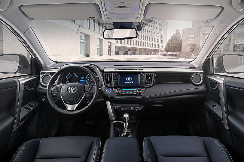 Guter Gesamteindruck: Toyota hat den Innenraum des RAV4 spürbar aufgewertet und setzt auf klare Linien und gute Bedienbarkeit.