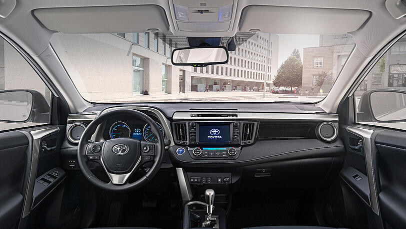Guter Gesamteindruck: Toyota hat den Innenraum des RAV4 spürbar aufgewertet und setzt auf klare Linien und gute Bedienbarkeit. Guter Gesamteindruck: Toyota hat den Innenraum des RAV4 spürbar aufgewertet und setzt auf klare Linien und gute Bedienbarkeit.