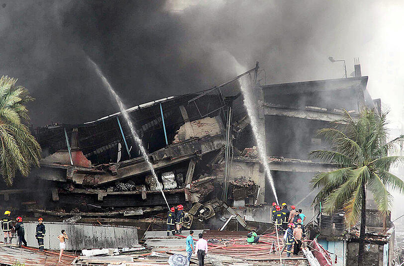 In Bangladesch sind schon mehrfach Fabrikgebäude in Flammen aufgegangen oder eingestürzt. Häufige Ursachen waren unzureichende Sicherheitsvorkehrungen und Baumängel. Nach dem Unglück mit mehr als 1100 Toten im Jahr 2013 wurde ein Aktionsplan für mehr Brandschutz und Gebäudesicherheit ins Leben gerufen.
