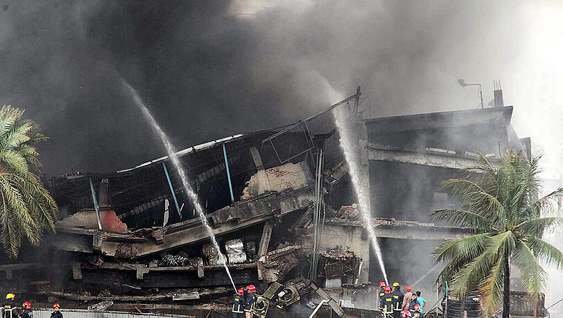 In Bangladesch sind schon mehrfach Fabrikgebäude in Flammen aufgegangen oder eingestürzt. Häufige Ursachen waren unzureichende Sicherheitsvorkehrungen und Baumängel. Nach dem Unglück mit mehr als 1100 Toten im Jahr 2013 wurde ein Aktionsplan für mehr Brandschutz und Gebäudesicherheit ins Leben gerufen. In Bangladesch sind schon mehrfach Fabrikgebäude in Flammen aufgegangen oder eingestürzt. Häufige Ursachen waren unzureichende Sicherheitsvorkehrungen und Baumängel. Nach dem Unglück mit mehr als 1100 Toten im Jahr 2013 wurde ein Aktionsplan für mehr Brandschutz und Gebäudesicherheit ins Leben gerufen.