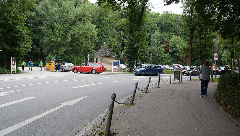 Die Zufahrt an der Siebenbrunner Straße: Hier stehen die Autos teilweise schon am Vormittag, um auf der Parkplatz zu kommen.