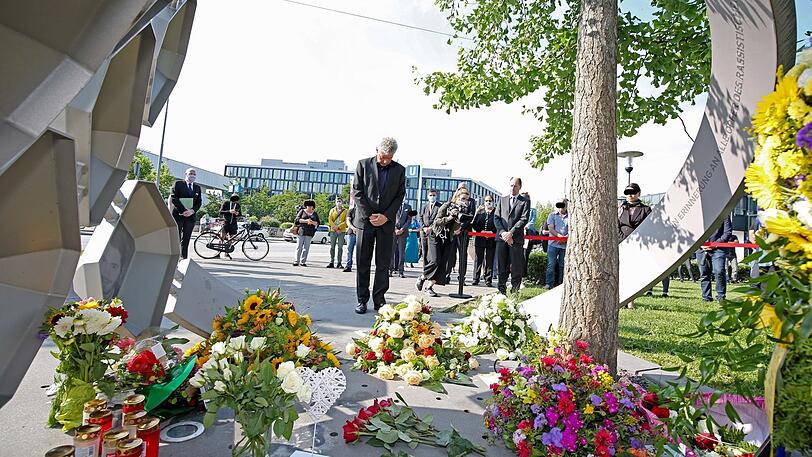 OB Dieter Reiter gedenkt am Mahnmal am Olympia-Einkaufszentrum der neun Mordopfer des rassistischen Anschlags.