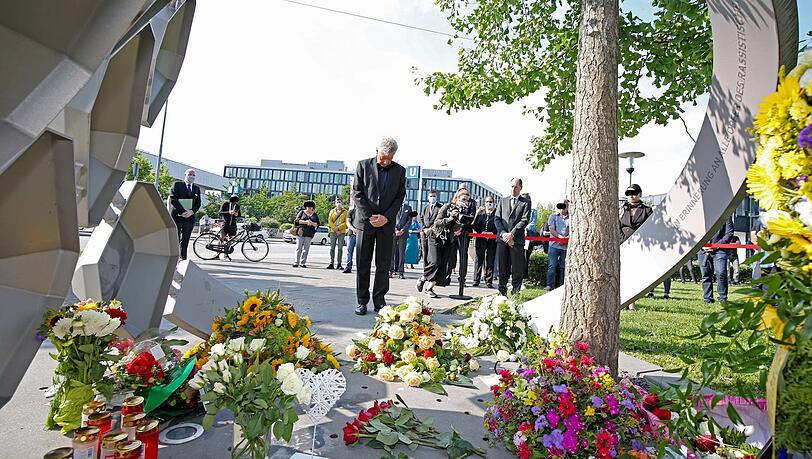 OB Dieter Reiter gedenkt am Mahnmal am Olympia-Einkaufszentrum der neun Mordopfer des rassistischen Anschlags. OB Dieter Reiter gedenkt am Mahnmal am Olympia-Einkaufszentrum der neun Mordopfer des rassistischen Anschlags.