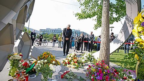 OB Dieter Reiter gedenkt am Mahnmal am Olympia-Einkaufszentrum der neun Mordopfer des rassistischen Anschlags.