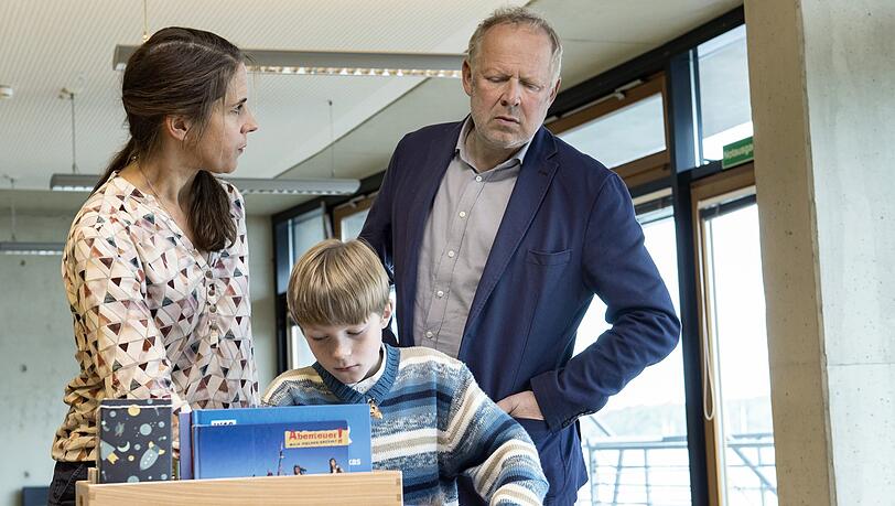 Kinderpsychologin Karen Matthiesen (Ute Hannig) befragt Simon (Anton Peltier, mit Axel Milberg). Kinderpsychologin Karen Matthiesen (Ute Hannig) befragt Simon (Anton Peltier, mit Axel Milberg).