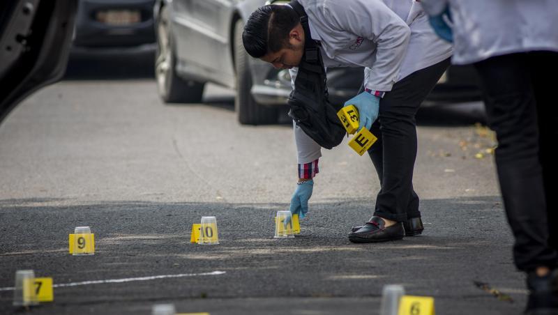 Ein forensischer Experte sammelt Beweise nach dem Tod von zwei Menschen nach einem Streit zwischen zwei kriminellen Organisationen im Norden von Mexiko-Stadt. Ein forensischer Experte sammelt Beweise nach dem Tod von zwei Menschen nach einem Streit zwischen zwei kriminellen Organisationen im Norden von Mexiko-Stadt.