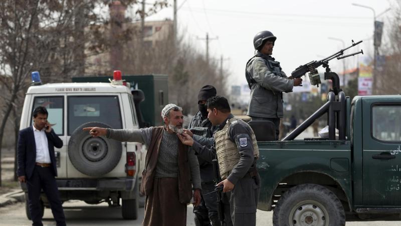 Sicherheitspersonal blockiert die Straße in der Nähe des Anschlagortes in Kabul. Sicherheitspersonal blockiert die Straße in der Nähe des Anschlagortes in Kabul.