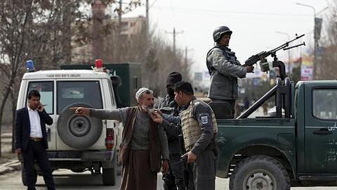 Sicherheitspersonal blockiert die Straße in der Nähe des Anschlagortes in Kabul.