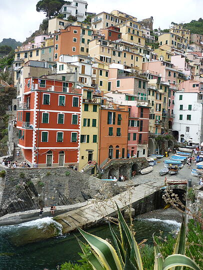 Riomaggiore: Vom Bahnhof führt ein steiler Weg zum malerischen Hafen hinunter. Riomaggiore: Vom Bahnhof führt ein steiler Weg zum malerischen Hafen hinunter.