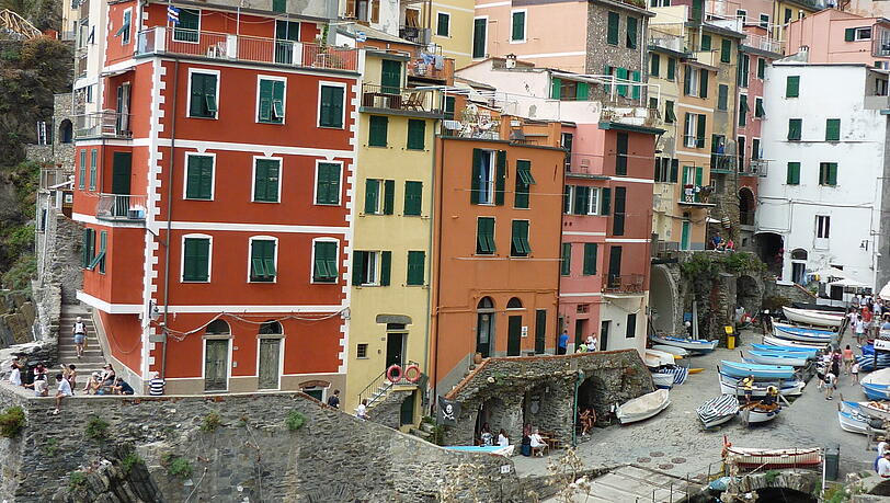 Riomaggiore: Vom Bahnhof führt ein steiler Weg zum malerischen Hafen hinunter. Riomaggiore: Vom Bahnhof führt ein steiler Weg zum malerischen Hafen hinunter.