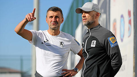 Da, schau Günther, ist das nicht unser Neuzugang? Trainer Michael Köllner und Sportchef Gorenzel tauschen sich in Belek aus.