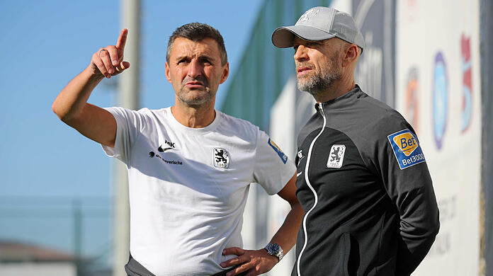 Da, schau Günther, ist das nicht unser Neuzugang? Trainer Michael Köllner und Sportchef Gorenzel tauschen sich in Belek aus.