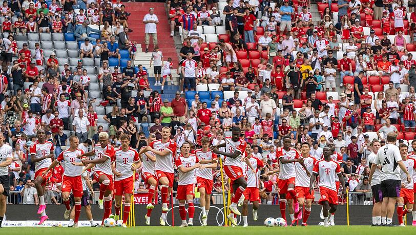 Die Spieler des Fußball-Bundesligisten FC Bayern München laufen sich bei einer Trainingseinheit während der Saisoneröffnung in der Allianz Arena warm.